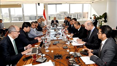 وزير الإسكان يتابع مع مسئولى شركة 