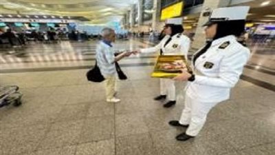 رجال الشرطة بمطار القاهرة الدولى يشاركون المواطنين الإحتفال بذكرى المولد النبوى 