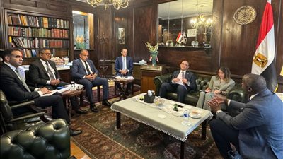 وزير الاستثمار والتجارة الخارجية يلتقي ممثلي شركات بريطانية عاملة في مجال الطاقة المتجددة 