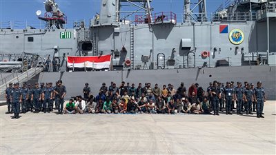القوات البحرية تنجح فى إنقاذ مركب هجرة غير شرعية على متنها 45 فرد 