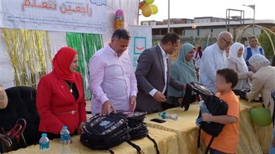 حياة كريمة بالسويس توزع شنط مدرسية على الطلاب الغير قادرين