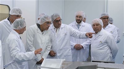 رئيس الوزراء يتفقد مجمع مصانع شركة 