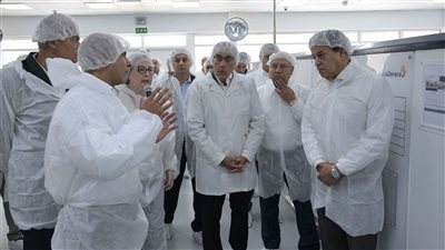 رئيس الوزراء يتفقد مصنع 