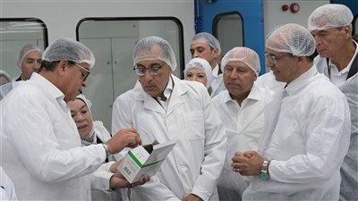 رئيس الوزراء يتفقد مصنع 