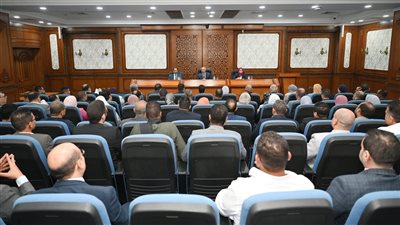 وزير الصناعة والنقل يبحث مع محافظ ومستثمري سوهاج تحديات المناطق الصناعية بالمحافظة وسبل حلها