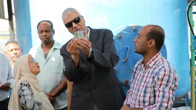 محافظ أسوان يؤكد سلامة مياه الشرب ومطابقتها للمواصفات القياسية