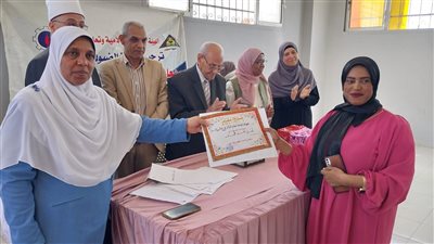 تعليم الكبار بالسويس تكرم المتحررين من الأمية الحاصلين على أعلى الشهادات