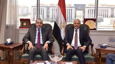 وزير العمل يستقبل وزير الشؤون النيابية والقانونية والتواصل السياسي