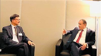 وزير الخارجية والهجرة يلتقي بوزير خارجية بنجلاديش