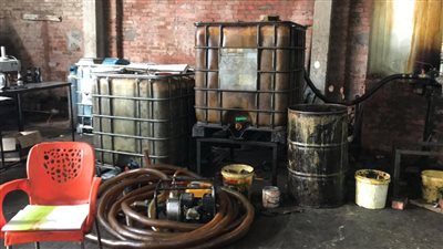 ضبط مدير مصنع لحيازته قرابة 16 طن زيوت محركات سيارات وشحومات مجهولة المصدر ومنتهية الصلاحية