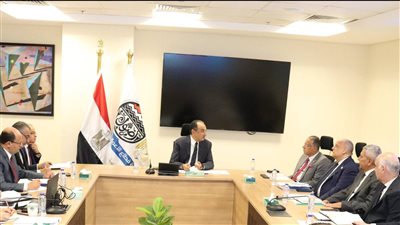 وزير قطاع الأعمال العام يعقد اجتماعه الدوري برؤساء الشركات القابضة التابعة للوزارة