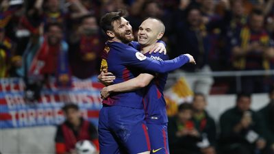 عقب اعتزاله.. ميسي يودع إنييستا بكلمات مؤثرة 