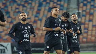 لقب جديد.. محمد صلاح يتغزل بعمر مرموش في تدريبات منتخب مصر