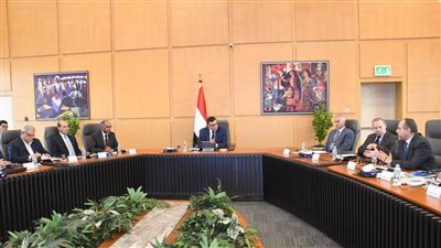 وزير الإسكان يتابع سير العمل بمشروعات المياه والصرف وأبراج العلمين الجديدة 