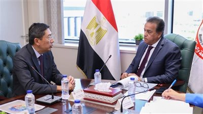  وزير الصحة يستقبل سفير سنغافورة لتعزيز التعاون في الرعاية الصحية وتدريب الكوادر الطبية