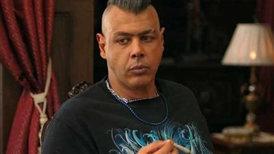 بـ لوك غريب.. عمر متولي يكشف عن شخصيته في 