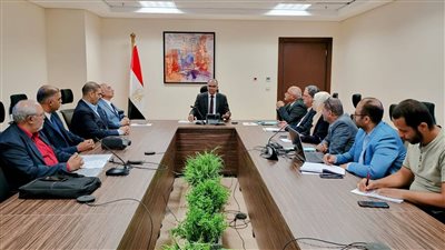 نائب وزير الاسكان يلتقي بممثلي أحد المصانع المحلية المتخصصة في تصنيع المهمات الكهروميكانيكية