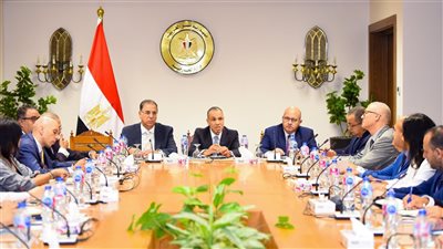 وزير الخارجية والهجرة يعقد اجتماعاً موسعاً مع قطاعي الهجرة والقنصلي