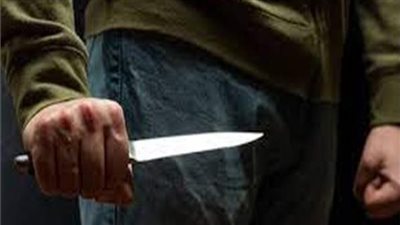 كشف ملابسات فيديو لأحد الأشخاص متجرداً من ملابسه وممسكا سلاح أبيض 