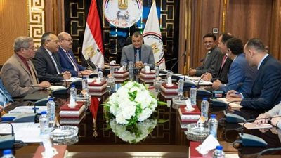 وزير الدولة للإنتاج الحربى يبحث مع ممثلي شركة 