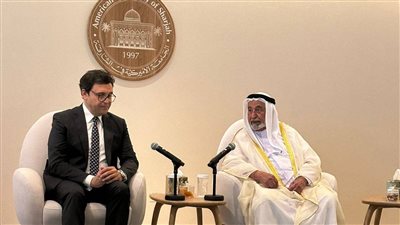 وزير الثقافة يُسلم سمو الشيخ الدكتور سلطان بن محمد القاسمي حاكم الشارقة 