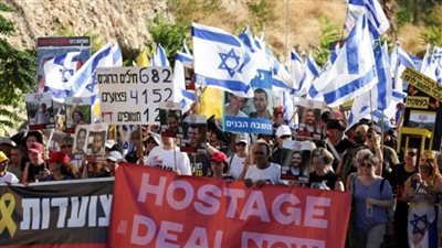 أهالى الأسرى الإسرائيليين يطالبون بإجراء صفقة تبادل بعد استشهاد السنوار
