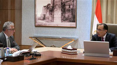 رئيس الوزراء يتابع مع رئيس المنطقة الاقتصادية لقناة السويس عددا من ملفات العمل