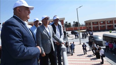 رئيس الوزراء يتفقد التشغيل التجريبي لمحطة معالجة الصرف الصحي بقرية برطباط غرب مغاغة