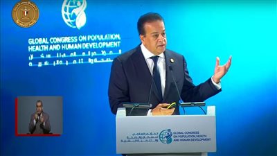 وزير الصحة يسلم الرئيس السيسي نسخة من الاستراتيجية الوطنية للصحة والسكان