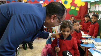 رئيس الوزراء يتابع انتظام سير الدراسة بمدرسة 