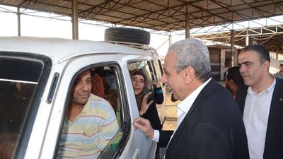 محافظ الغربية: تكثيف الحملات على المواقف وغرامات فورية لمخالفي التعريفة