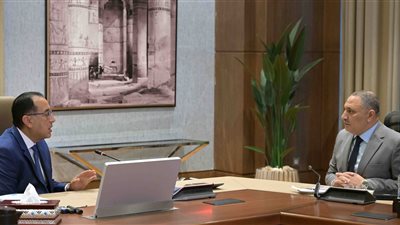 رئيس الوزراء يُتابع مع رئيس المركز الوطني لتخطيط استخدامات أراضي الدولة ملفات العمل