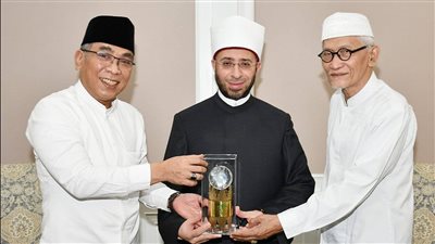 وزير الأوقاف يزور كبرى المؤسسات الدينية بدولة إندونيسيا