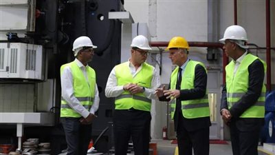 وزير الإسكان يزور مصنع 