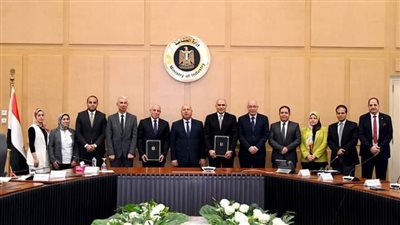 الوزير يشهد توقيع برتوكول بين الجهاز التنفيذي للمشروعات الصناعية والتعدينية وهيئة تنمية الصعيد لتقديم كافة الخدمات الهندسية لمشروعات هيئة تنمية الصعيد