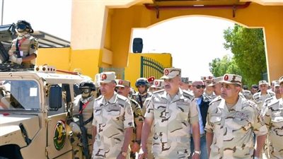 الفريق أحمد خليفة رئيس أركان حرب القوات المسلحة يتفقد إجراءات التأمين على الإتجاه الإستراتيجى الجنوبى 