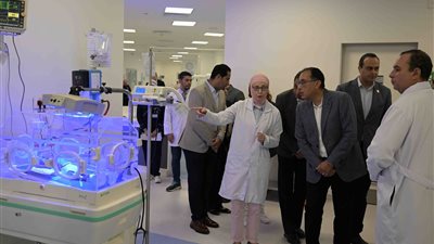 رئيس الوزراء يتفقد مجمع السويس الطبي