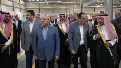 رئيس الوزراء يتفقد مصنع 
