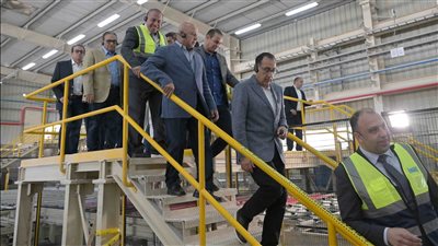 رئيس الوزراء يتفقد مصنع شركة 