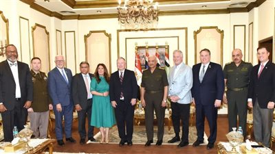 الفريق أول عبد المجيد صقر القائد العام للقوات المسلحة وزير الدفاع والإنتاج الحربى يلتقى عضو لجنة الخدمات المسلحة بمجلس النواب الأمريكى