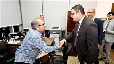 وزير الإسكان يقوم بزيارة مفاجئة لمتابعة سير العمل بجهاز 