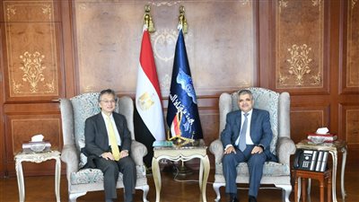 رئيس هيئة قناة السويس يبحث سبل التعاون مع السفير الياباني 