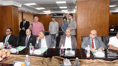 محافظة أسيوط: إقامة معرض دائم للسلع الغذائية وإنشاء 16 كشك للشباب