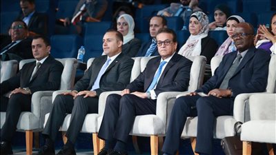 عبدالغفار يشهد جلسة حوارية حول التعاون الفعّال للأطراف المعنية لضمان حصول الجميع على الدواء بأسعار عادلة