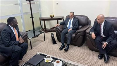 وزير الخارجية والهجرة يصل إلى أوغندا