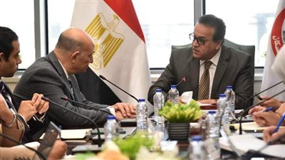  وزير الصحة يبحث مع المدير التنفيذي المناوب بمجموعة البنك الدولي سبل التعاون بملف التنمية البشرية 