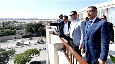 وزير الإسكان ومحافظ الجيزة يعقدان اجتماعاً بالمنطقة المحيطة بالأهرامات لاستعراض مخطط تطويرها