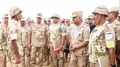 الفريق أول عبد المجيد صقر القائد العام للقوات المسلحة وزير الدفاع والإنتاج الحربى يتفقد منظومة التدريب القتالى لأحد تشكيلات الجيش الثانى الميدانى