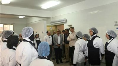 محافظ السويس في المدرسة الفندقية يتابع سير العملية لتعليمية