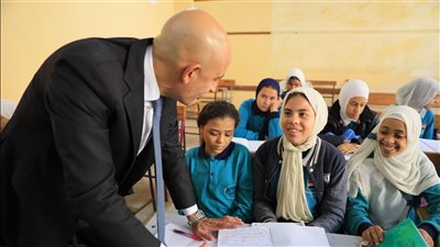 وزير التربية والتعليم يتابع انتظام العملية التعليمية بجولة مفاجئة في عدة مدارس بإدارة الخصوص التعليمية 